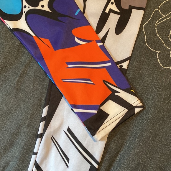 Comic pattern leggings. Capri length - Picture 2 of 4